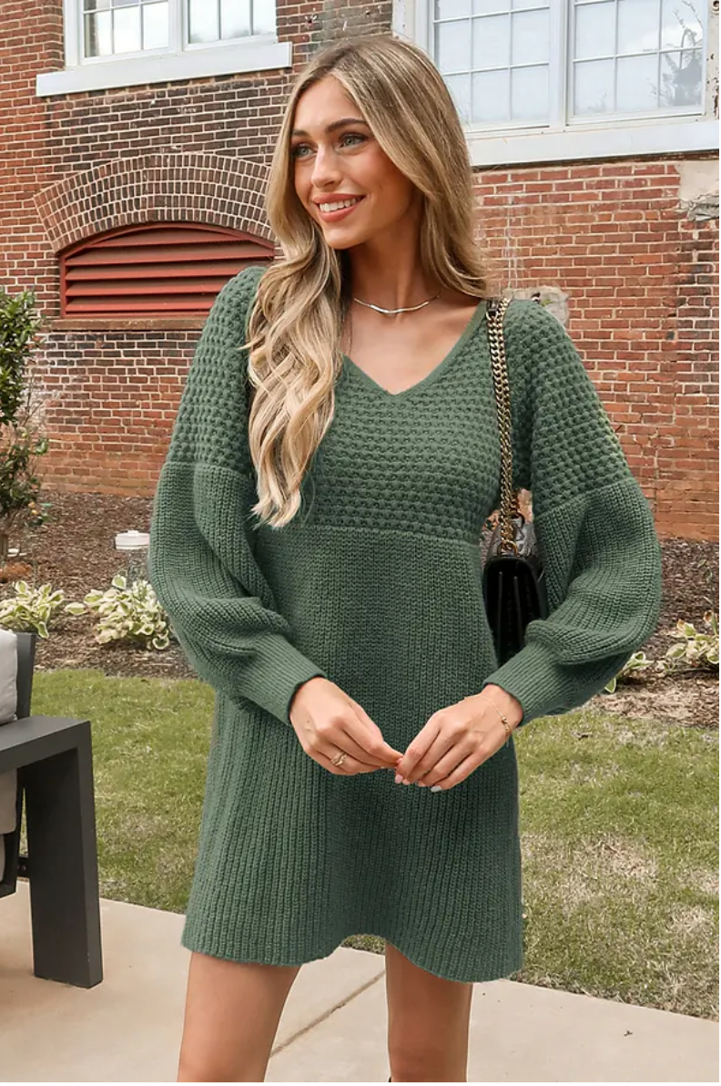 Robe pull col V mi-saison élégante